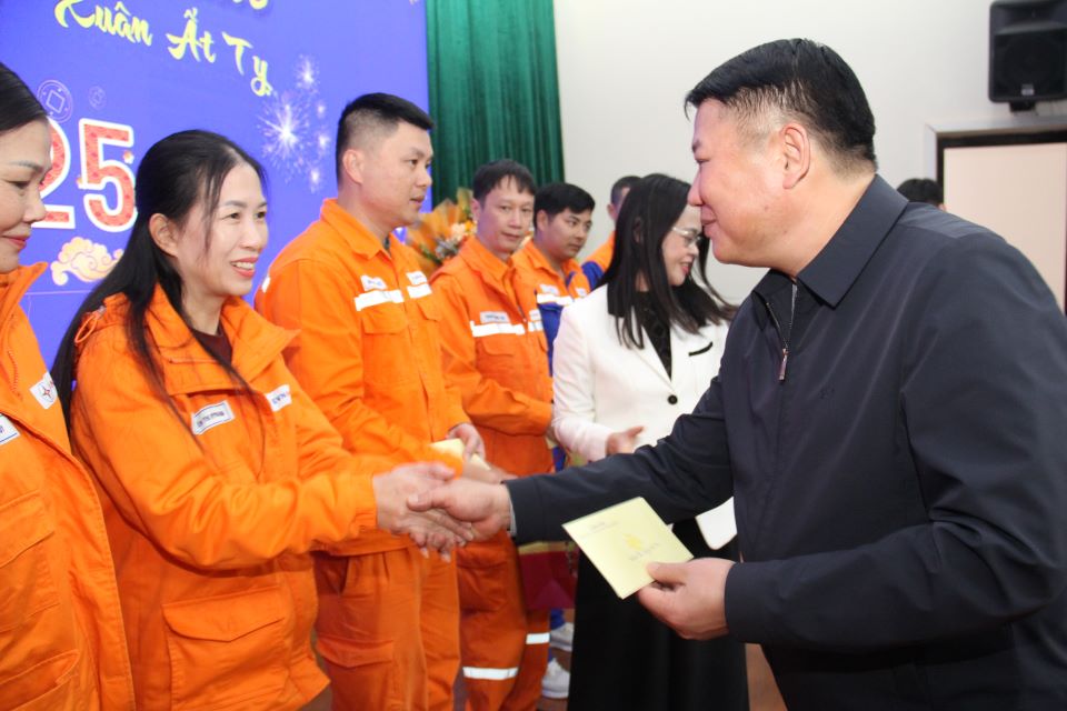Phó Bí thư Thường trực Tỉnh ủy Lò Minh Hùng trao quà và chúc Tết cán bộ, công nhân viên PC Sơn La